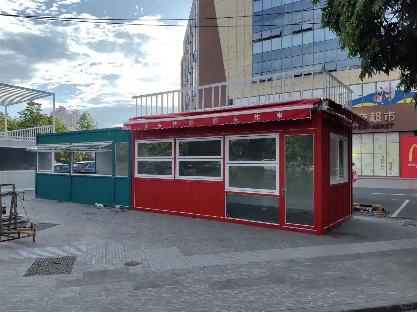 在集裝箱商鋪設(shè)計(jì)中,如何選擇材料來提升環(huán)境適應(yīng)性